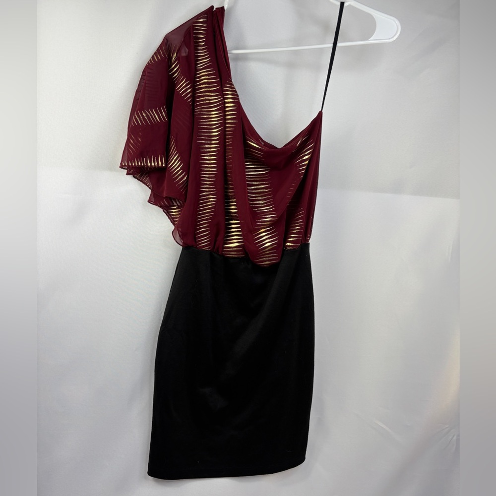 Body Central One Shoulder Dress maroon gold
Black Small